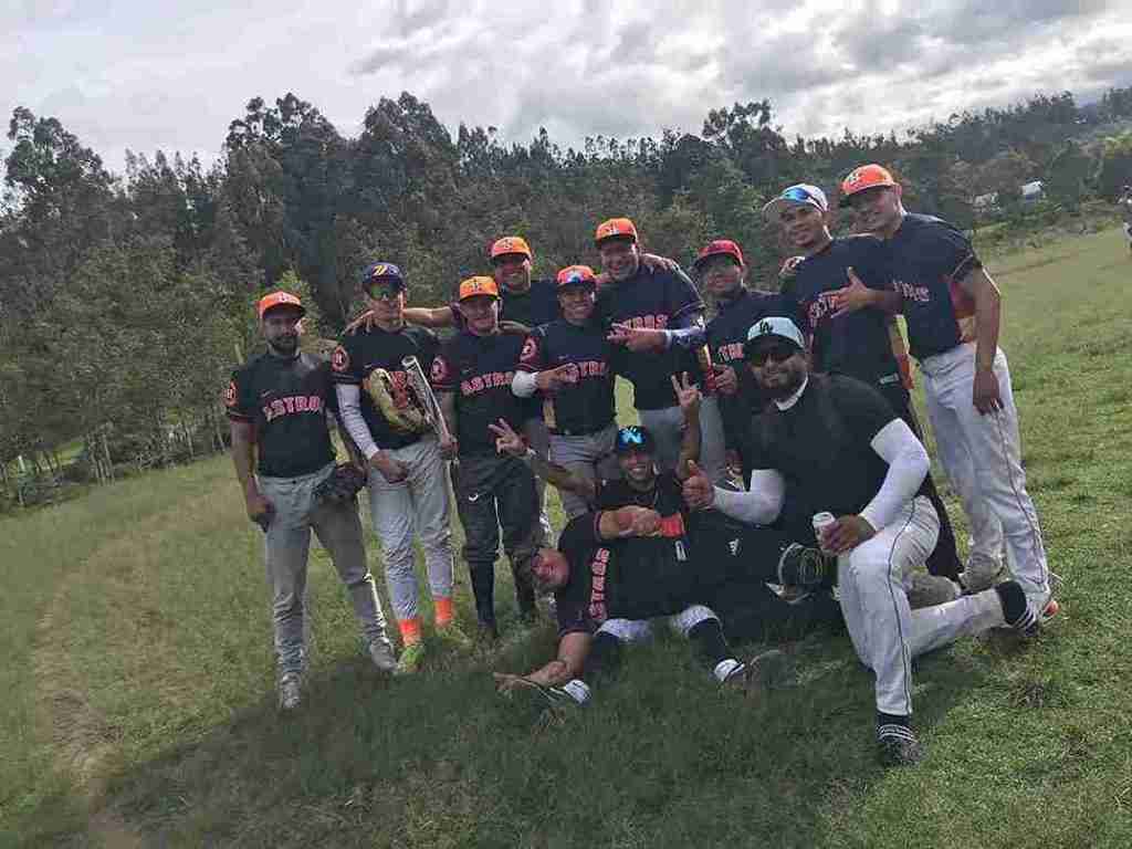 La disciplina de Softbol se práctica en Riobamba y va en ascenso, venezolanos radicados en la Sultana, lo van masificando.