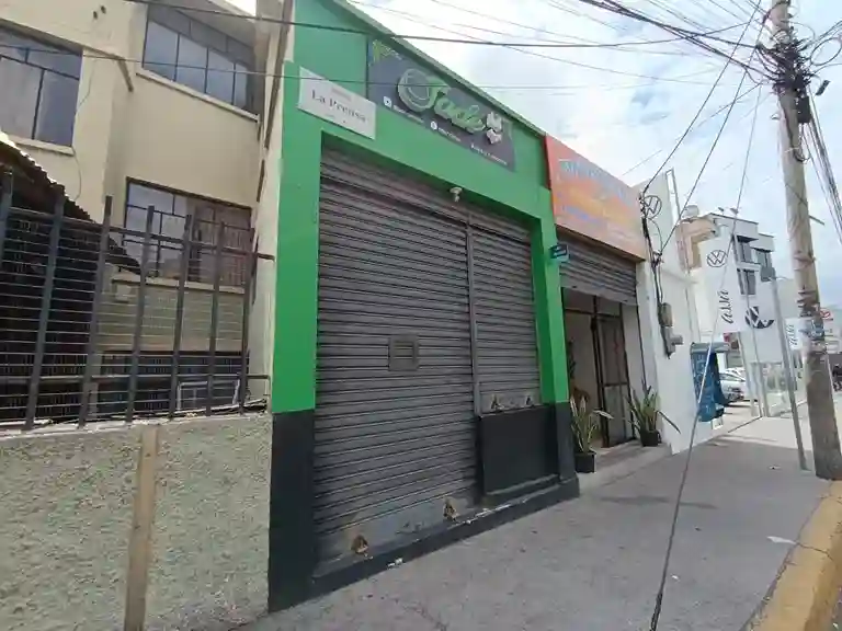 El local se ubica entre las Avs. de La Prensa y Manuel Elicio Flor, a 1 cuadra de una UPC