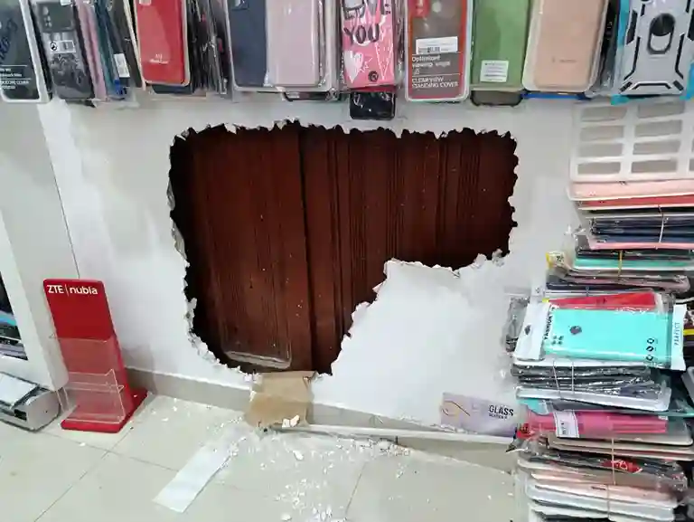 5 delincuentes hicieron un hueco en la pared y se robaron 80.000 dólares en Riobamba. Señal Phone Store fue la empresa afectada