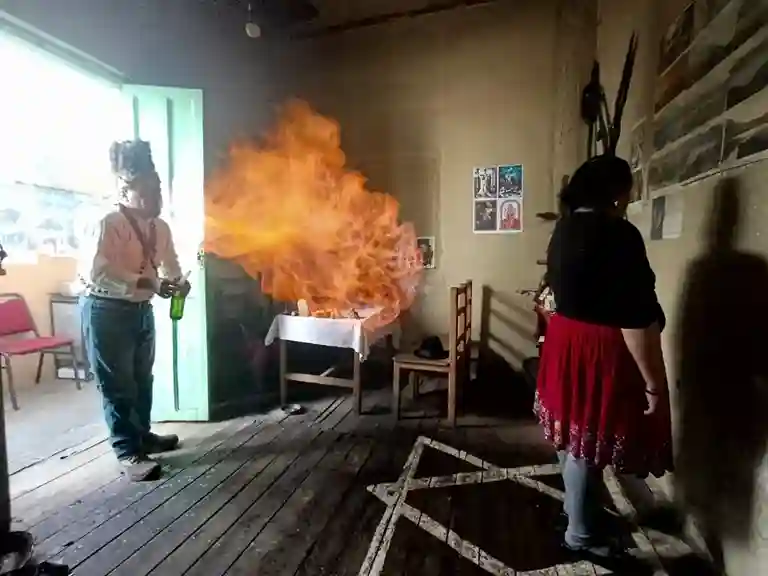 Juan Uzhca resuelve problemas con conjuros, amuletos y baños. Este Yachak Condorazo Puruhá afirma que hay charlatanes y oportunistas