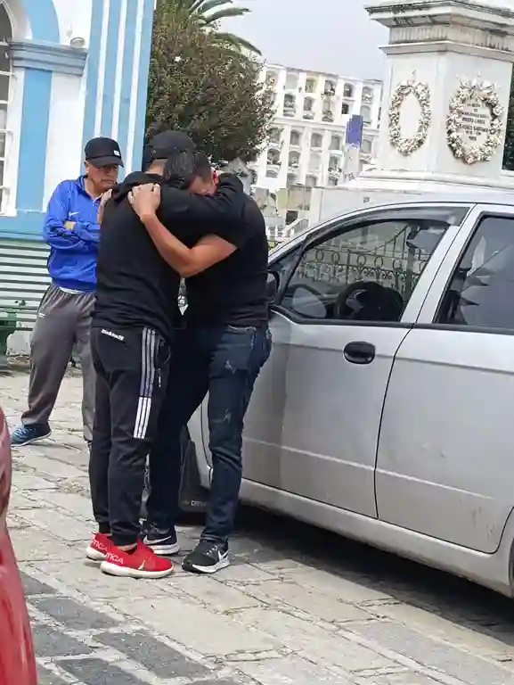 El sargento segundo de la Policía Nacional Leandro Rea, padre del joven, recibió el abrazo solidario