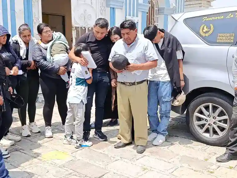Un joven de 19 años murió en Guano tras fuerte choque con camión. Su novia está embarazada de 3-4 meses, y estaba ilusionado con ser padre