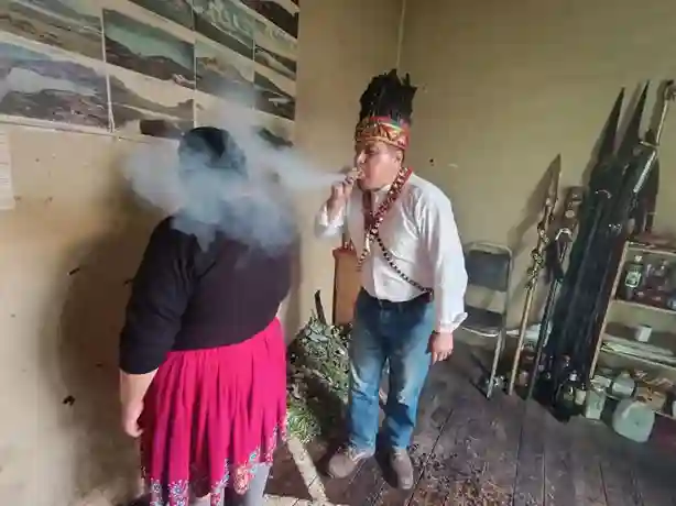 El cigarro es fundamental en el trabajo que realiza el Yachak Condorazo Puruhá