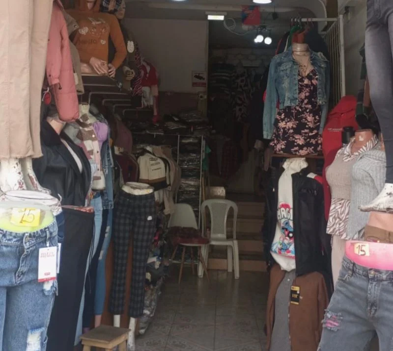 Comerciantes riobambeños se preparan para la época de Navidad.