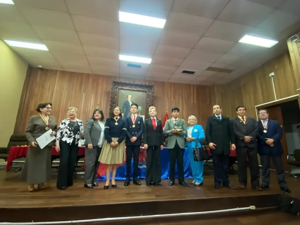 Riobamba resalta el talento estudiantil con concurso de oratoria.