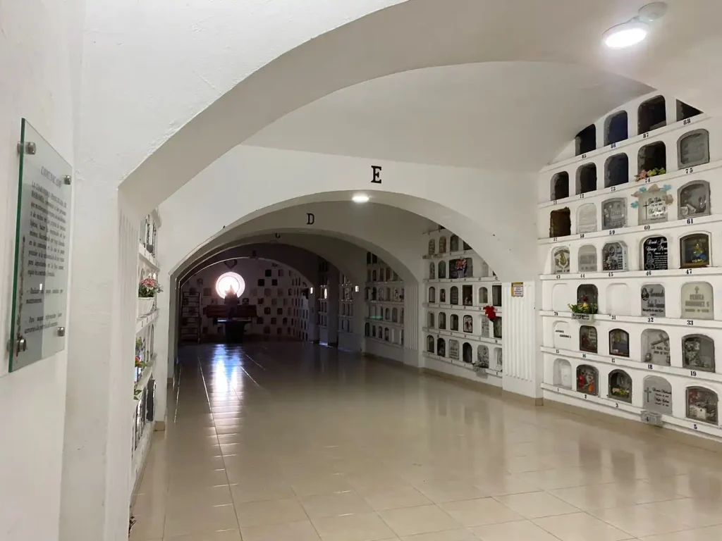"Catacumbas" de la Loma de Quito: Un Santuario de Fe y Memoria.