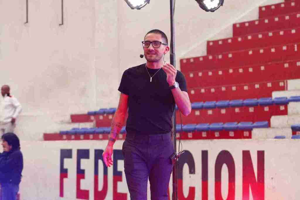 El medallista Olímpico Daniel Pintado llegó a Riobamba para compartir su historia que le llevó a la medalla Olímpica.
