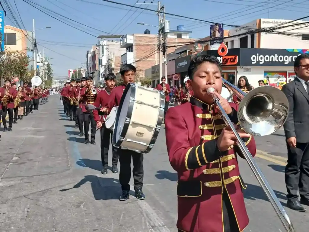 Desfile Cívico Escolar por la Emancipación de Riobamba.