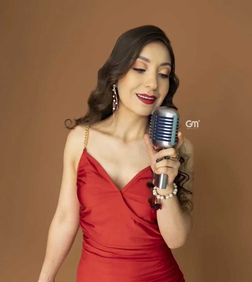 Gaby Espín, la cantante riobambeña con letras positivas.