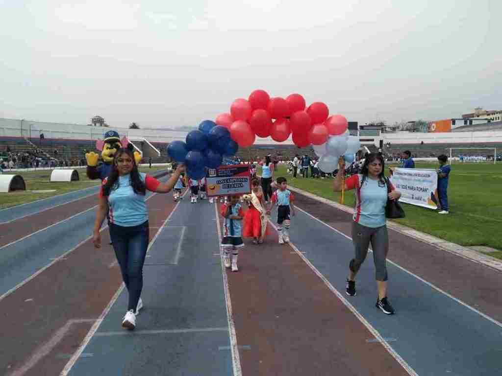 La comunidad educativa de la Unidad Educativa José María Román inauguró sus Juegos Deportivos Internos, más de 1.000 estudiantes intervienen.