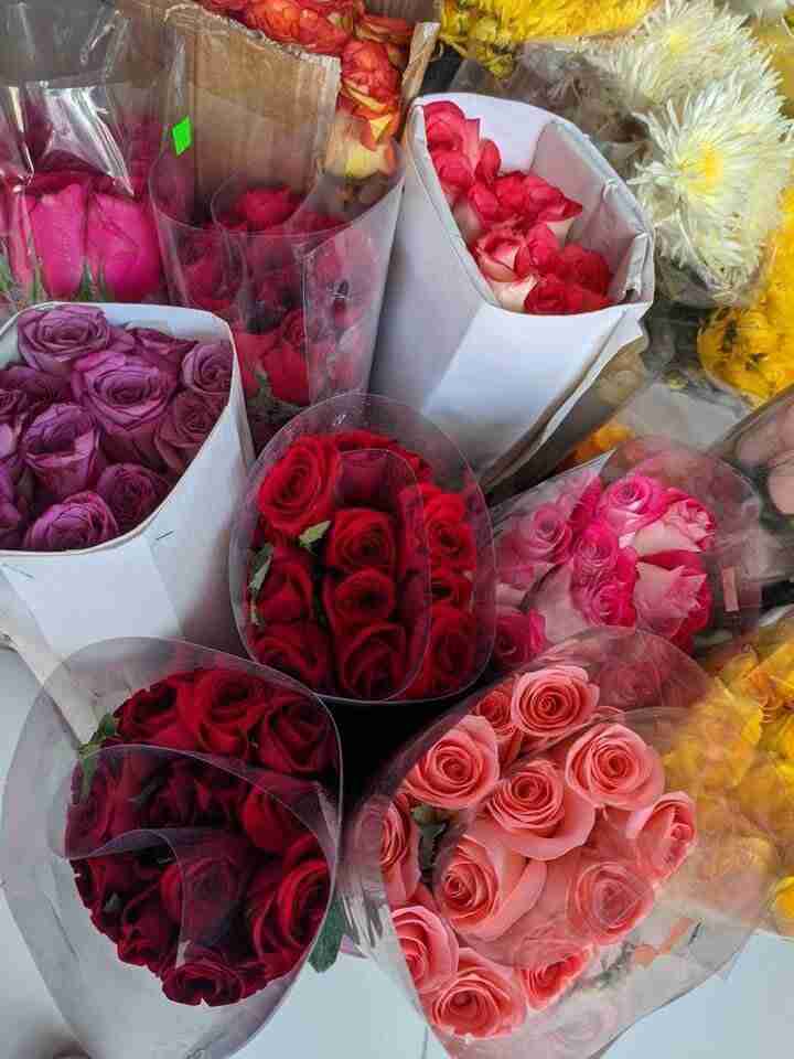 Ventas de flores en el cementerio de Riobamba crecen por Finados