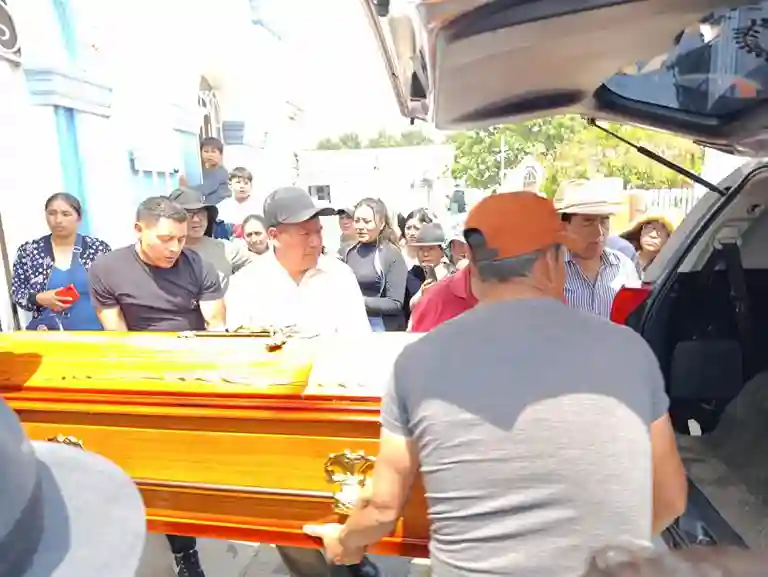 El féretro fue subido a la carroza que lo llevó a la comunidad La Josefina, donde su abuelito se despediría de Jhonnatan Alexis