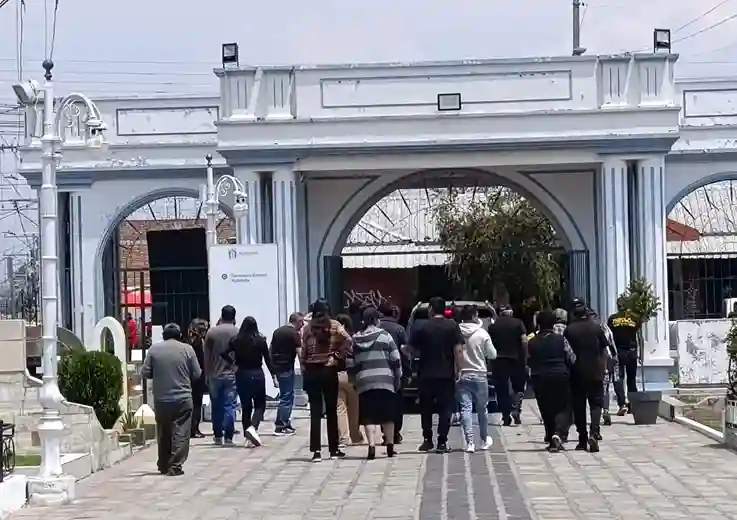 Familiares y amigos acompañaron la carroza fúnebre a su salida del Anfiteatro