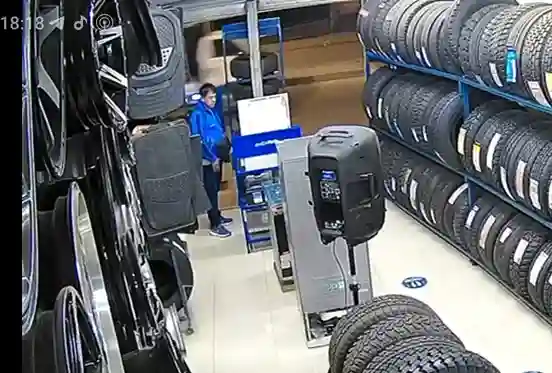 Robaron 2 baterías de carro de local por la Cárcel. Una cámara de seguridad captó al delincuente en acción, tras un descuido del propietario