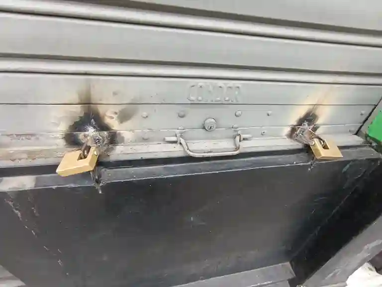 Los antisociales rompieron los brazos de la puerta lanfor para ingresar