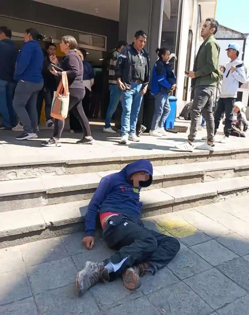 Hombre en estado de ebriedad a las 10:00h de un jueves en el centro de Riobamba.