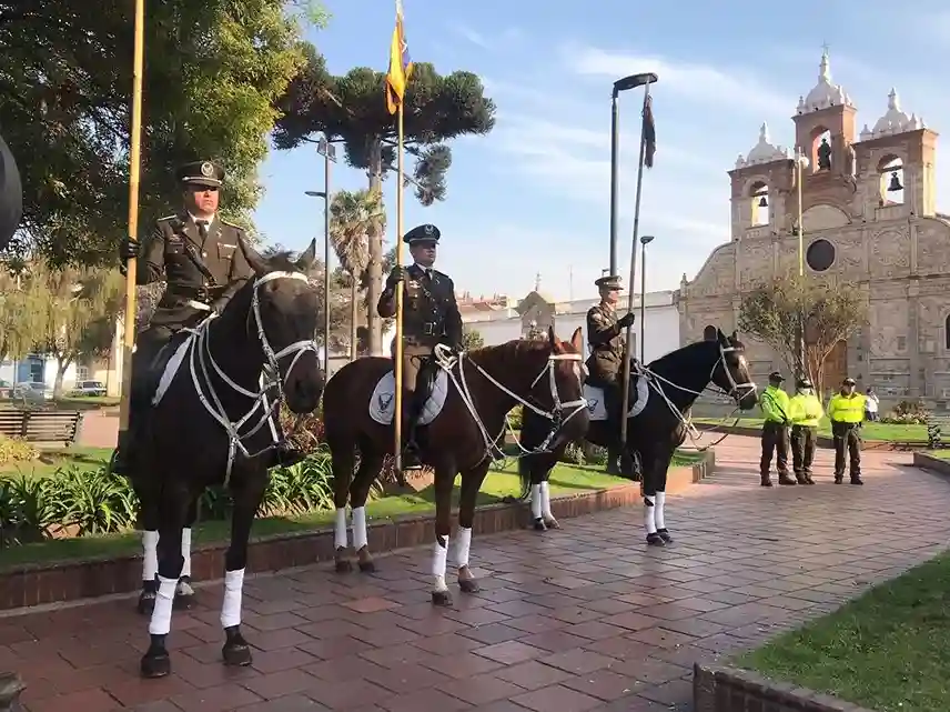 La Policía Nacional también presentó loor a Riobamba.