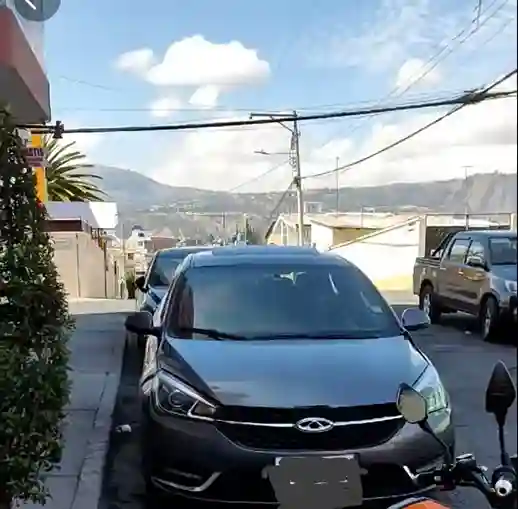 Un ciclista fue perseguido por vehículo que se pasó semáforo en rojo. El conductor lo amenazó con tirarle el carro encima, denunció