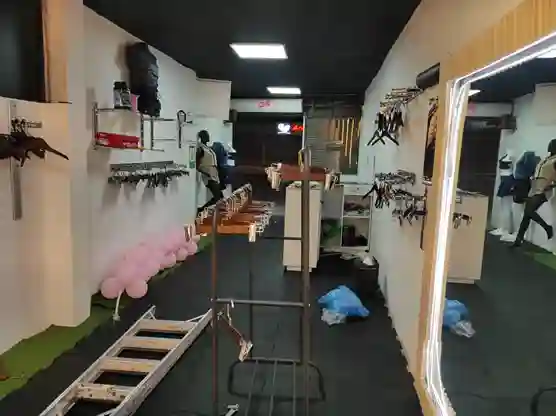 Delincuentes entraron por la ventana y robaron 10.000 dólares del local Shark Fit, ubicado en la Av. José Antonio Lizarzaburu