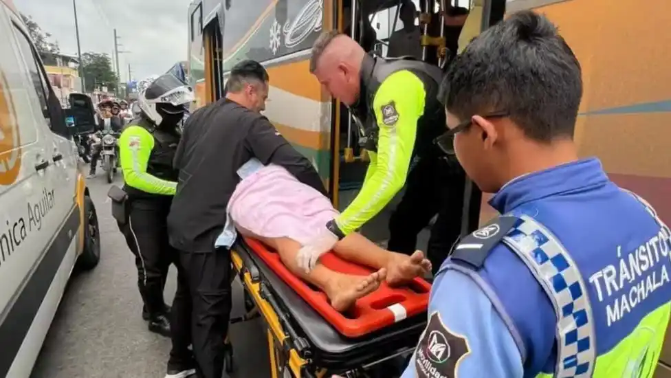 Mujer dio a luz en un bus en Machala, el recién nacido murió