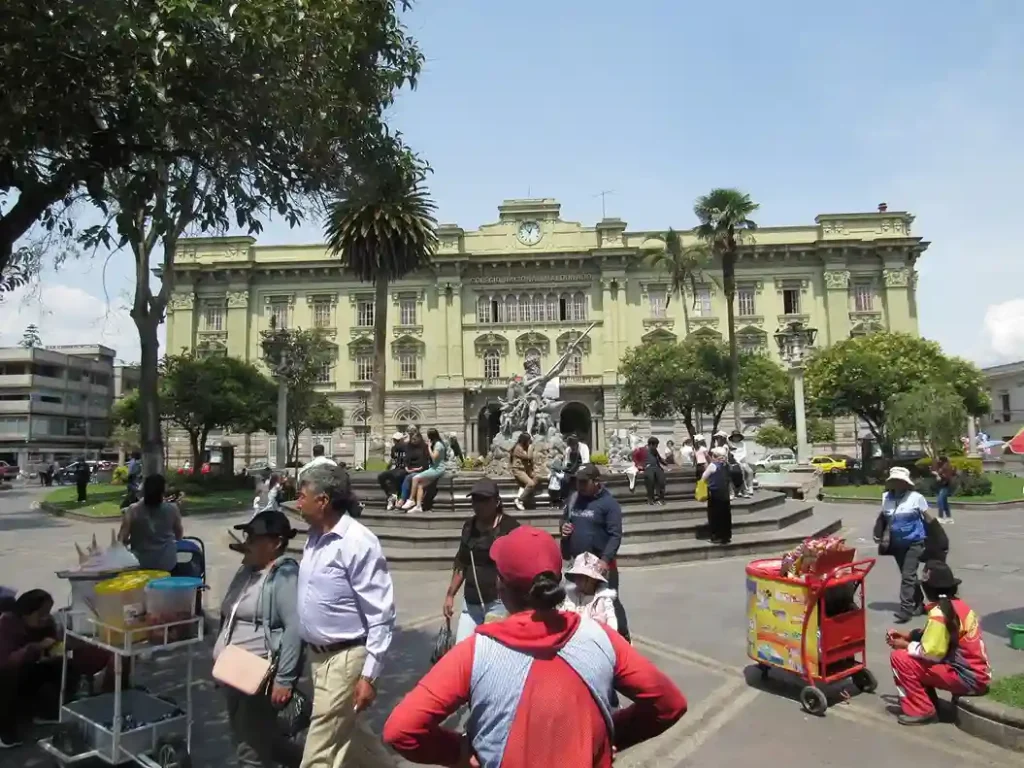 En Riobamba el Parque Sucre cumple 100 años de vida, se inauguró el 11 de noviembre 1924. La construcción empezó en 1919.