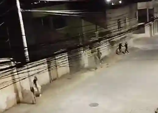 2 motociclistas roban y hieren con cuchillo a jóvenes universitarios que estaban sentados conversando entre las calles Guayaquil y Quito