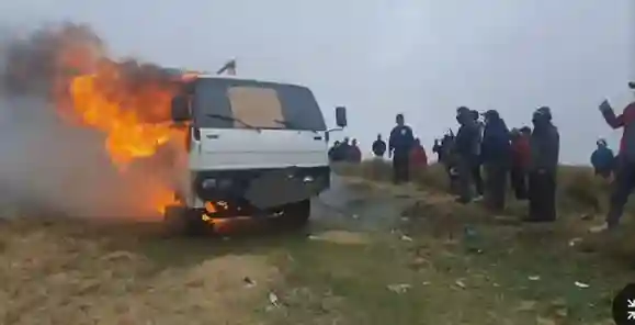 El camión en que se movilizaban fue incinerado por la comunidad El Cebollar Alto