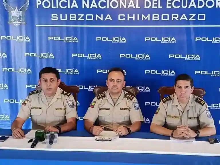 Crnl. Francisco Zumárraga Aguinaga, comandante subzonal 'Chimborazo N°6' (c), junto al Tcnl. Christian Trujillo, jefe de la Policía Judicial en la jurisdicción (d); y, al Mayr. Ramiro Villagómez, jefe Antinarcóticos en la provincia (i).