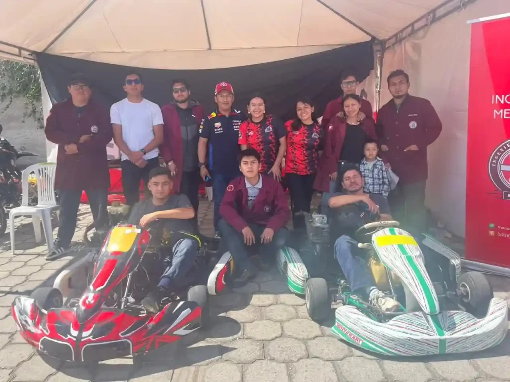 Estudiantes de la carrera de Mecánica.