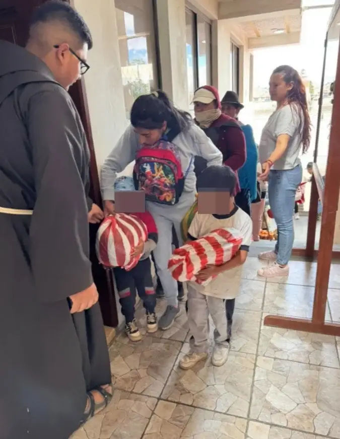 Momento de la entrega de víveres en la Iglesia Loma de Quito.