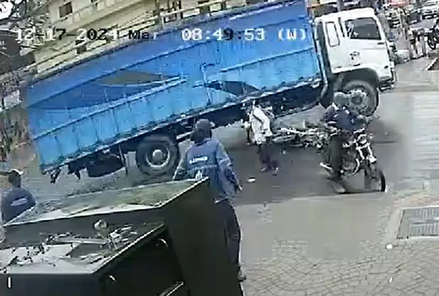 Pareja de adultos mayores muere arrollada por camión en fuga