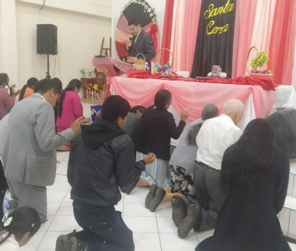 En la IEAN Jesús suelen orar de rodillas.