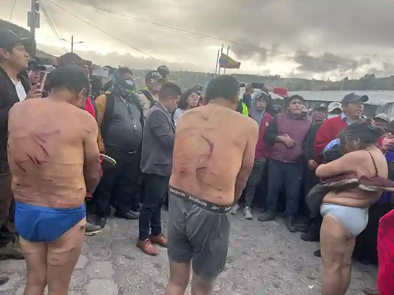 Justicia Indígena se aplicó a 3 personas por presuntamente robar ganado en el cantón Colta. Además se incineró el camión en que se movilizaban