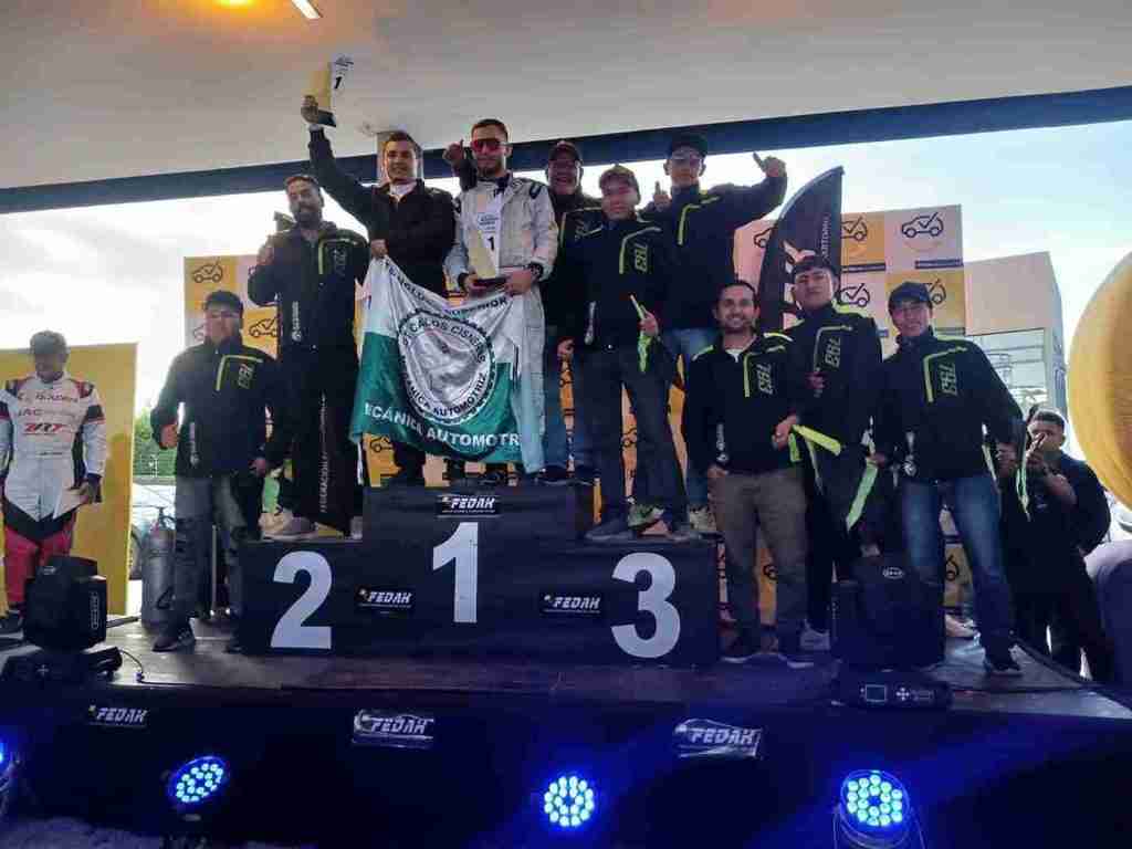 El Instituto Técnico Superior Carlos Cisneros logró el campeonato de la Vuelta Automovilística al Ecuador.