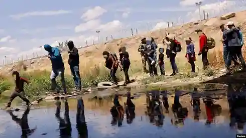 Todo el sacrificio no sirvió para nada, en vista de que lo atraparon en la frontera y lo deportaron