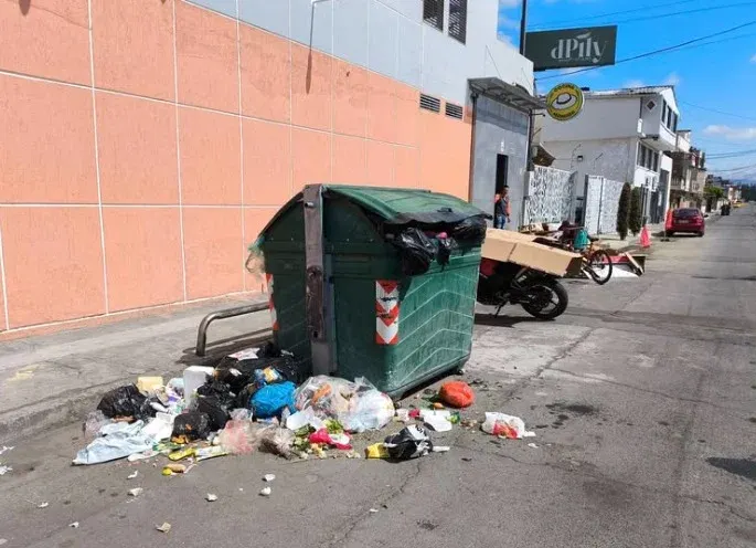 Contenedor desbordando de basura.