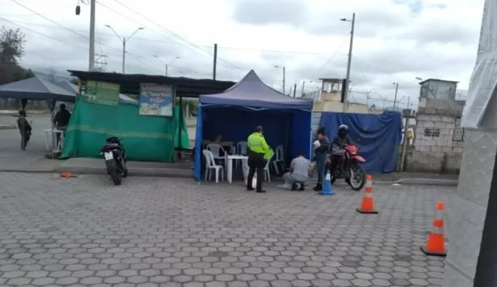 Revisión en los exteriores de la cárcel de Riobamba.