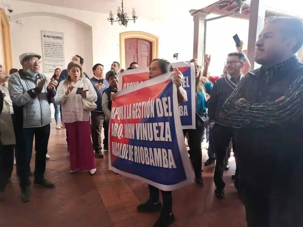Ciudadanos protestan en apoyo al alcade Vinueza afuera de la sala donde se llevó el debate.