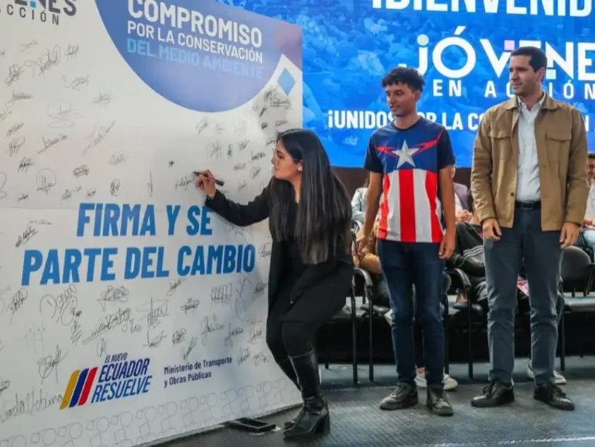 Momento de la firma del convenio junto al ministro de Obras Públicas, Roberto Luque.