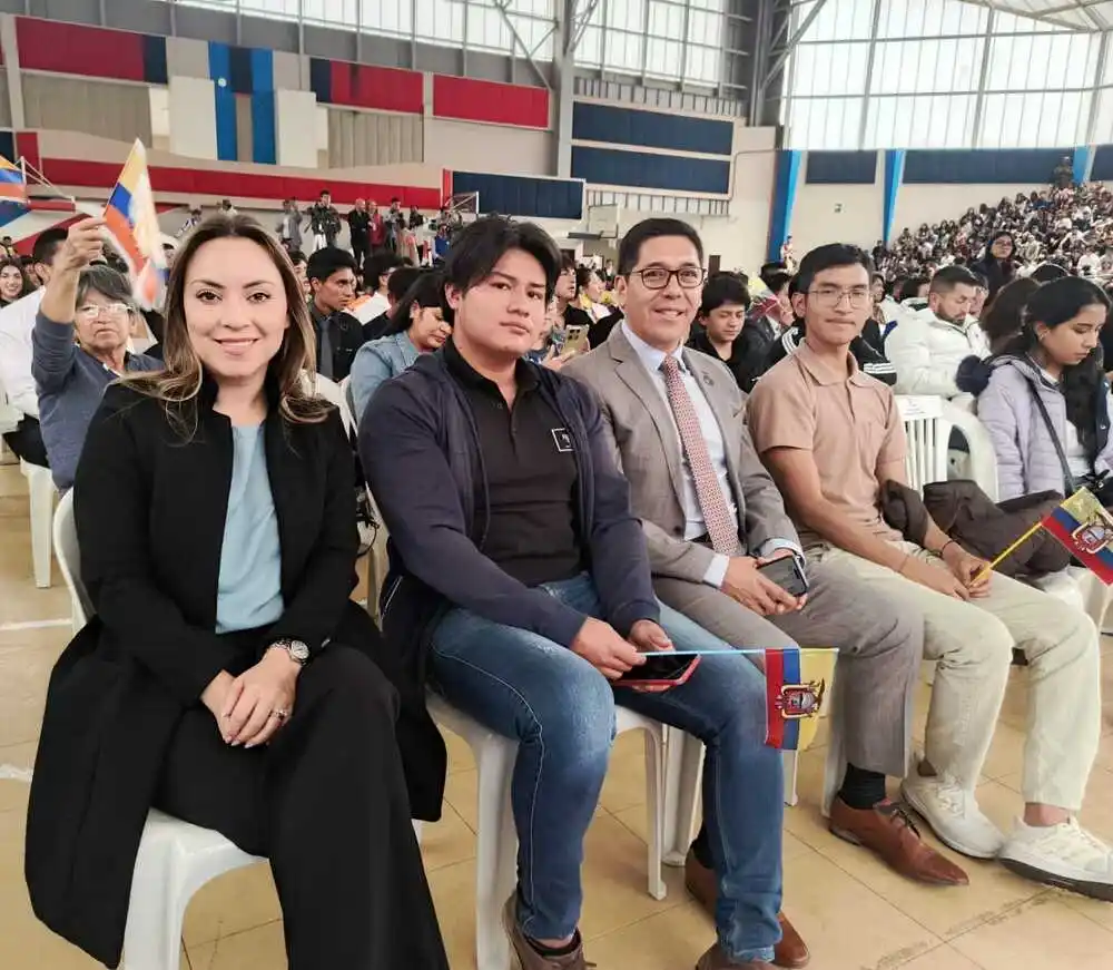 Mishel Mancheno, candidata a la Asamblea Nacional junto al rector de la Unach Nicolay Samaniego.