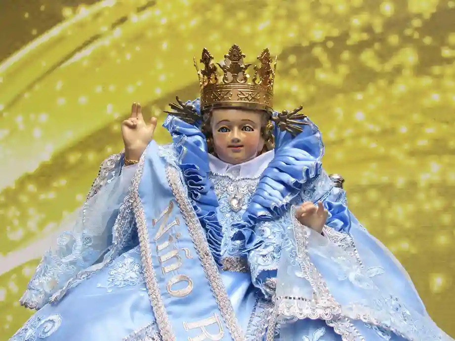 El Niño Rey de Reyes de Santa Rosa saluda a su pueblo de Riobamba en el tradicional 'Pase'. Se recomienda tomar vías alternas