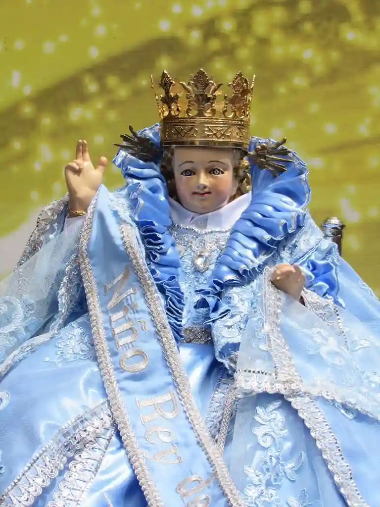 La Familia Mendoza Llerena y la Imagen del Niño Rey de Reyes en Riobamba