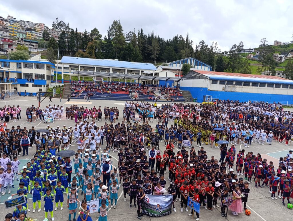 Colegio Pedro Carbo en Guaranda realiza juegos internos
