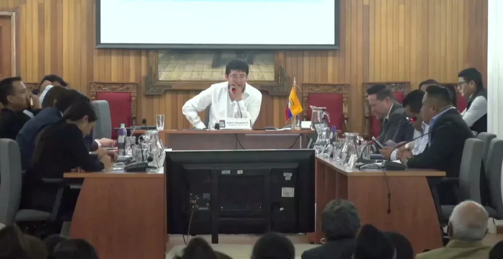 Alcalde de Riobamba y concejales pelean por faltas a las sesiones
