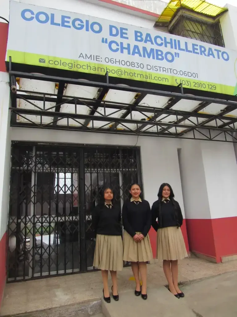 Las estudiantes del colegio Bachillerato de Chambo participan en los concursos de oratoria.