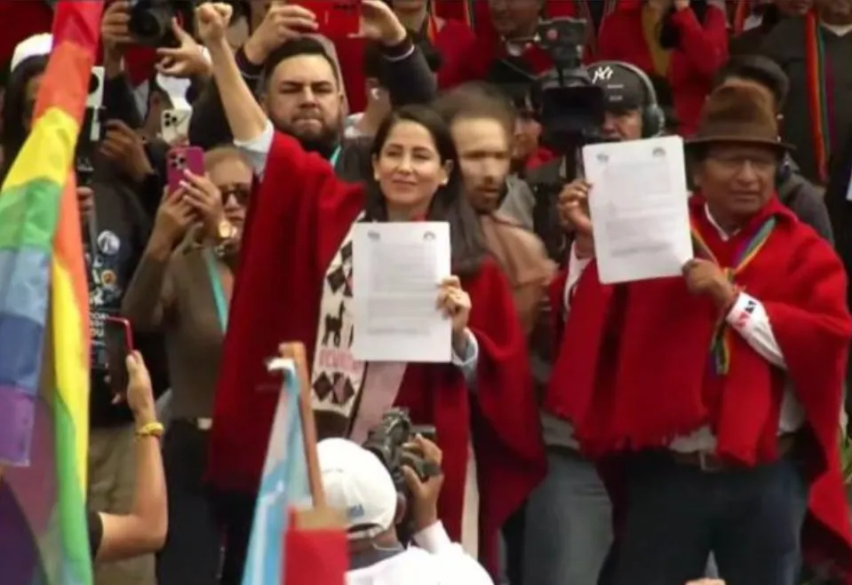 Luisa González de RC5 firmó acuerdo con Pachakutik en Alausí