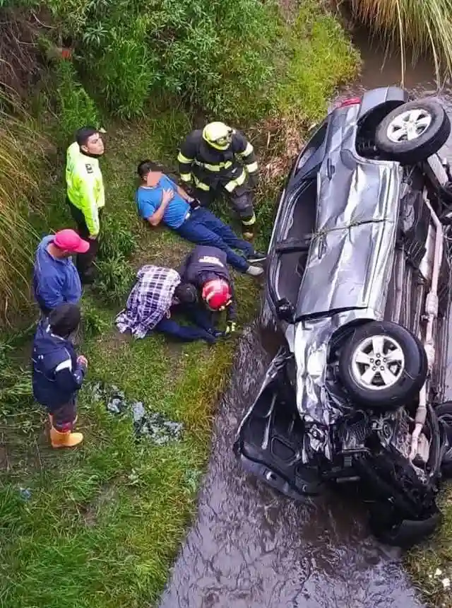Personal de rescate brinda ayuda a los heridos.