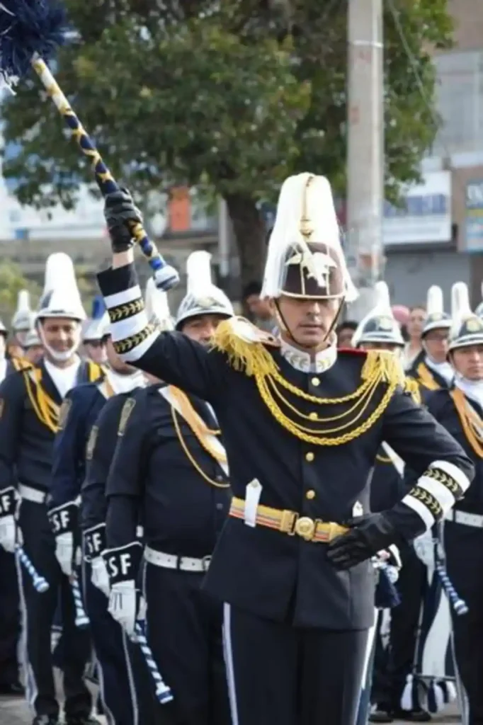 Colegios Riobamba alistan desfile de la Riobambeñidad