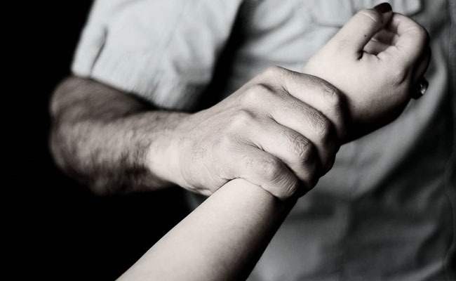 Dos hombres embriagan y violan a niña de 11 años