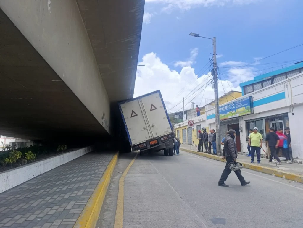 Camión se había impactó contra el puente a desnivel en Riobamba